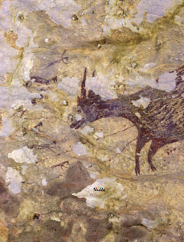 Una pintura rupestre en la cueva de piedra caliza Sipong 4 de Leang Bulu