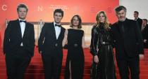 Black tie dress code pour tous ! Le casting de Chambre 212, le nouveau film de Christophe Honoré, a opté d’un commun accord pour une palette monochrome. Camille Cottin a encanaillé son longue robe noire d’une fente remontant généreusement sur la cuisse et Chiara Mastroianni a misé sur un effet lamé pour apporter une petite touche de glamour.