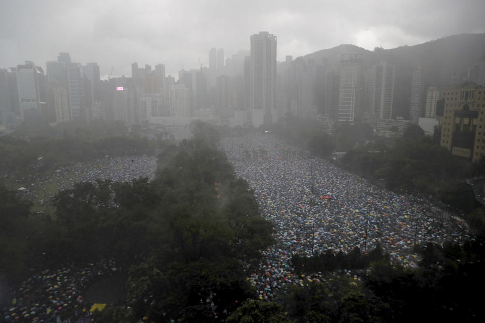 Cientos de miles toman las calles de Hong Kong