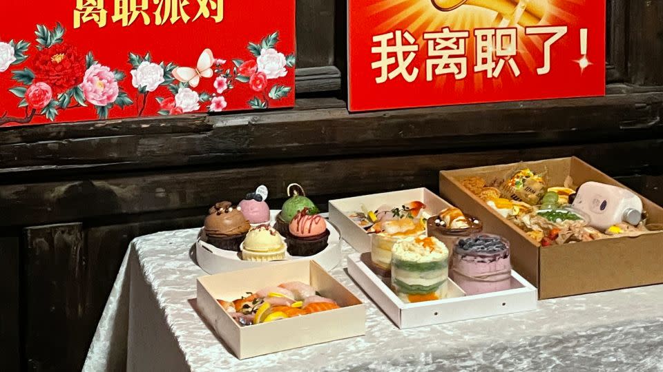 Cakes and pastries at Liang's resignation party. The sign reads: 'I quit!' - Liang