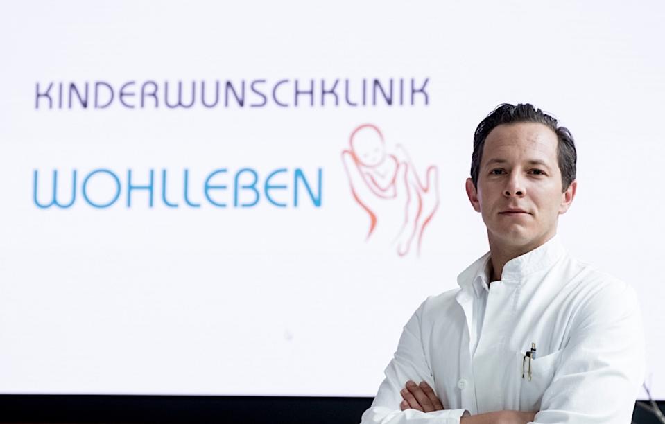 Stefan Wohlleben, Arzt der Kinderwunschklinik, gespielt von Trystan Pütter. (Bild: (Bild: rbb/Gordon Muehle)