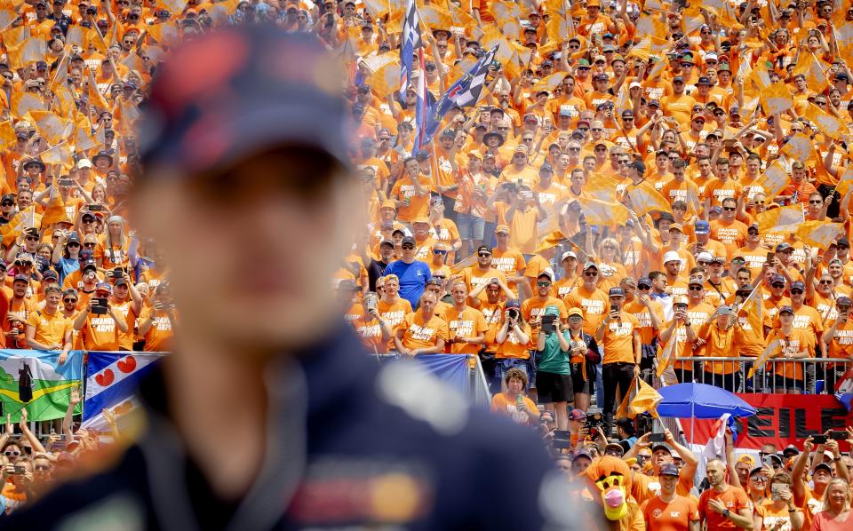 Max Verstappen con sus fanáticos durante el desfile de pilotos antes del Gran Premio de Austria en el Red Bull Ring el 10 de julio de 2022 en Spielberg, Austria. (Foto: ANP vía Getty Images)