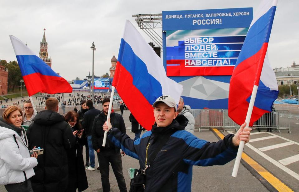 People gather in front of screens located near the Kremlin and Red Square before Putin’s speech (REUTERS)