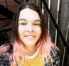 <p>Artiste québécoise trans, Sophie Labelle cartonne avec son Tumblr et sa bande-dessinée Assignée garçon, racontant le quotidien d’une fillette transexuelle. Désireuse de montrer les trans sous leurs aspects les plus positifs et de prôner l’amour de soi, la trentenaire partage des photos d’elle sur ses réseaux sociaux, ignorant les insultes. Mais en mai 2017, Sophie fut victime d’une campagne de cyber-harcèlement menée par des néo-nazis. Ses pages facebook et Tumblr furent supprimées et des milliers de menaces de mort lui furent envoyées. Elle fut même contrainte de déménager, son adresse ayant été divulguée à son insu… </p>