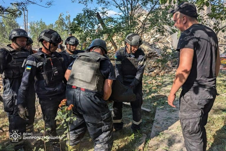 Los equipos de rescate trabajan tras el ataque con misiles en Krivói Rog, en el centro de Ucrania, el 12 de junio de 2024 (-)