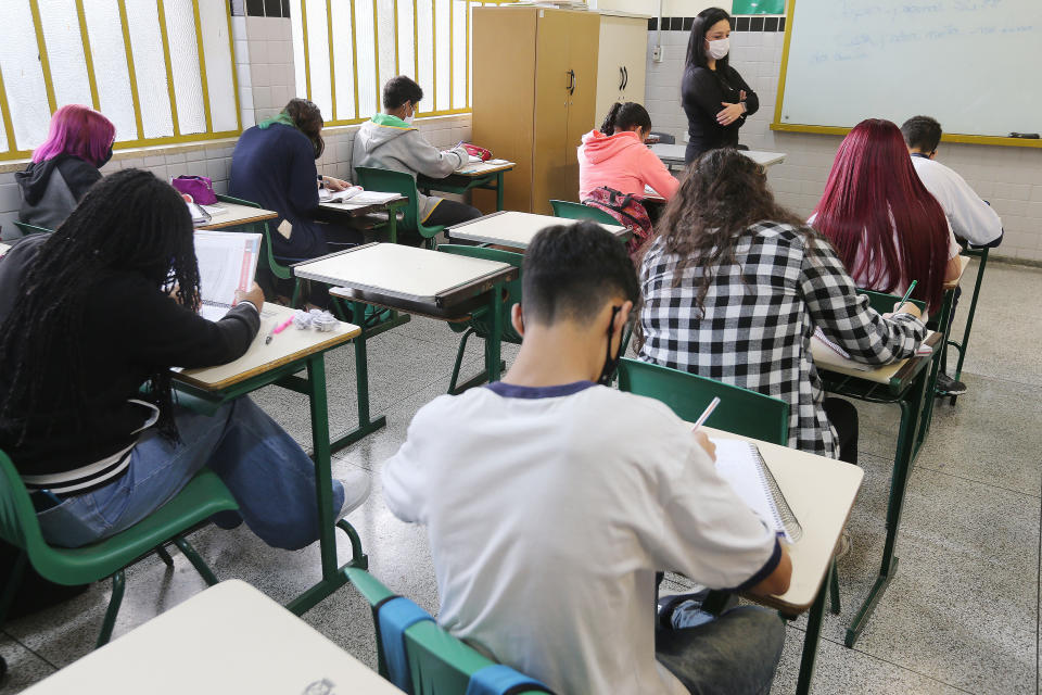*Arquivo* SÃO PAULO, SP, 25.10.2021 - Estudantes acompanham aula em escola da zona sul de São Paulo. (Foto: Rivaldo Gomes/Folhapress)