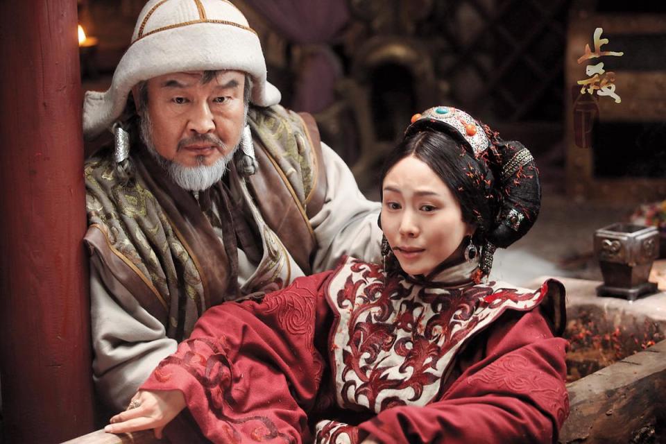 在涂們（左）的演藝生涯中演過多次蒙古 帝王、匈奴可汗，故有「可汗專業戶」之 稱，2013年他在與女星朴藝珍的電影《止殺令》中扮演成吉思汗。（東方IC）