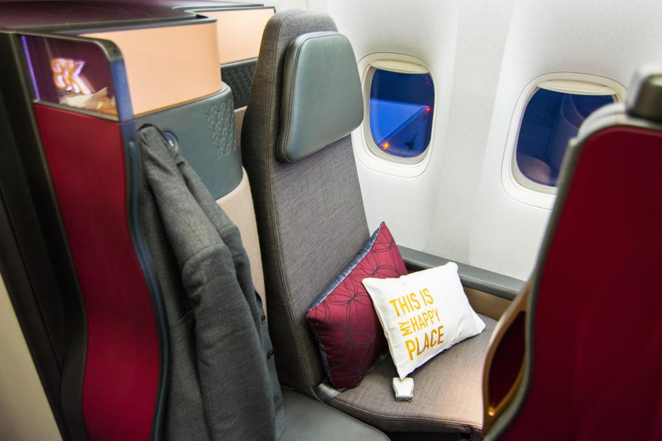 Qatar Airways QSuite business class 777-300ER