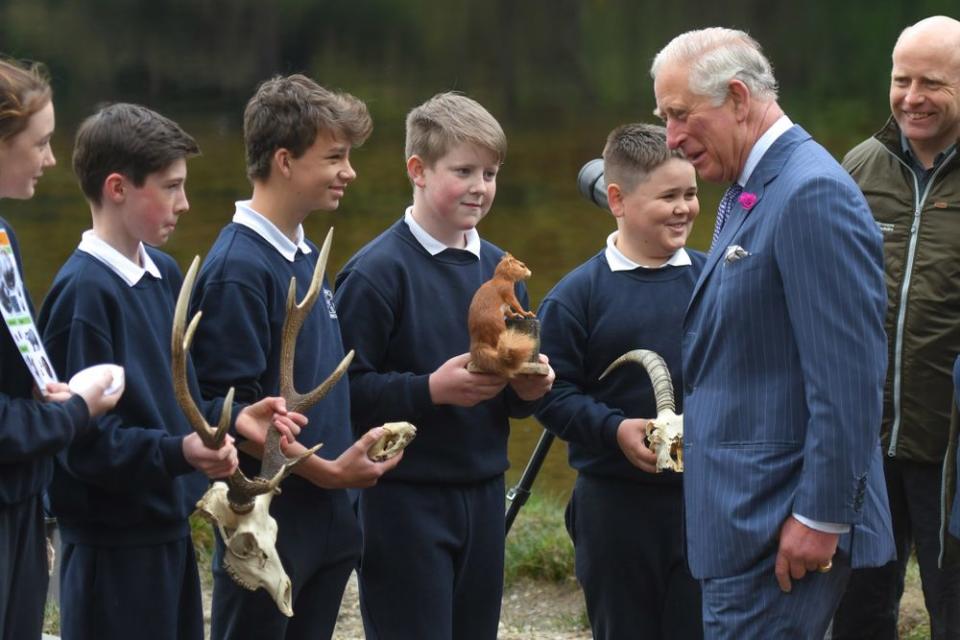 Prince Charles Wears Yarmulke to Ireland Synagogue