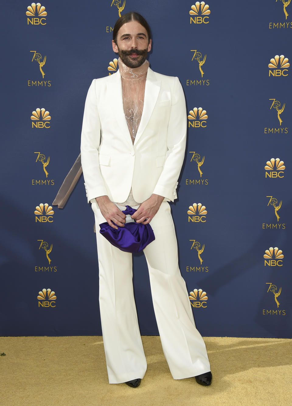 Jonathan Van Ness llega a la 70a entrega de los Emmy el lunes 17 de septiembre de 2018, en el Microsoft Theater en Los Angeles. (Foto Jordan Strauss/Invision/AP)