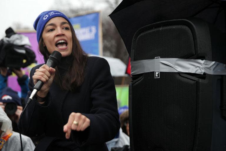 AOC reveals her Post-it wall of thank you notes in Congress