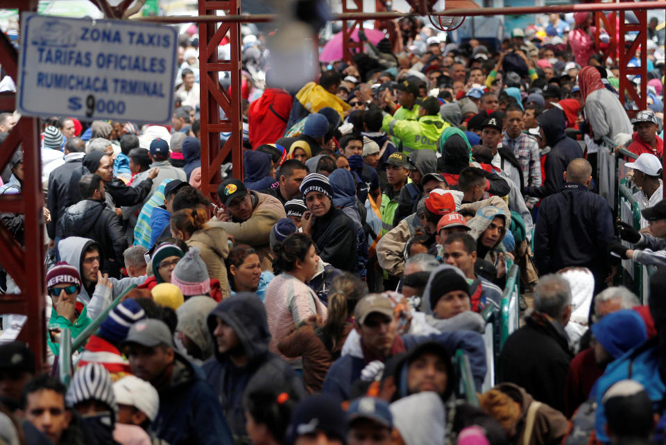 <p>Venezuelan migrants stand in line to register their exit from Colombia before entering into Ecuador, at the Rumichaca International Bridge, Colombia, Aug. 9, 2018. (Photo: Daniel Tapia/Reuters) </p>