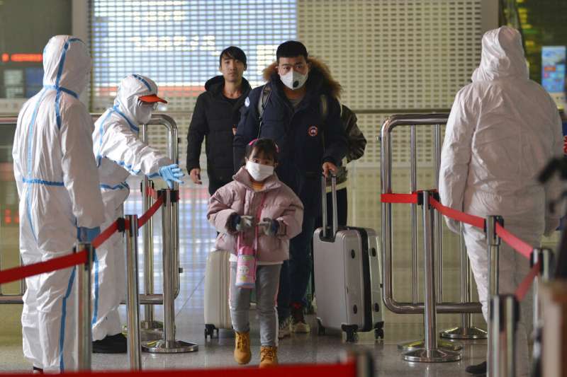 武漢肺炎疫情肆虐，南京市4日晚間發布公告全面實行「小區封閉管理」。圖為南京一處車站的體溫檢查點。（美聯社）