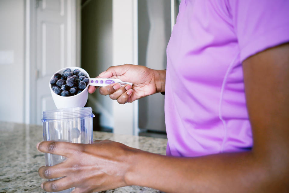 Frau mit Blaubeeren und Messbecher (Bild: Getty Images)