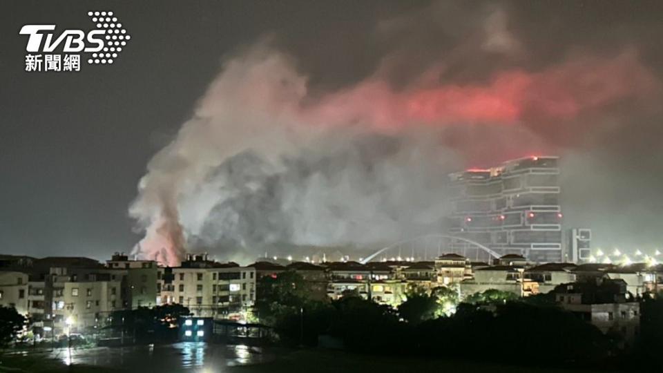 新北市淡水深夜傳出重大火警，濃煙直竄天際。（圖／TVBS）