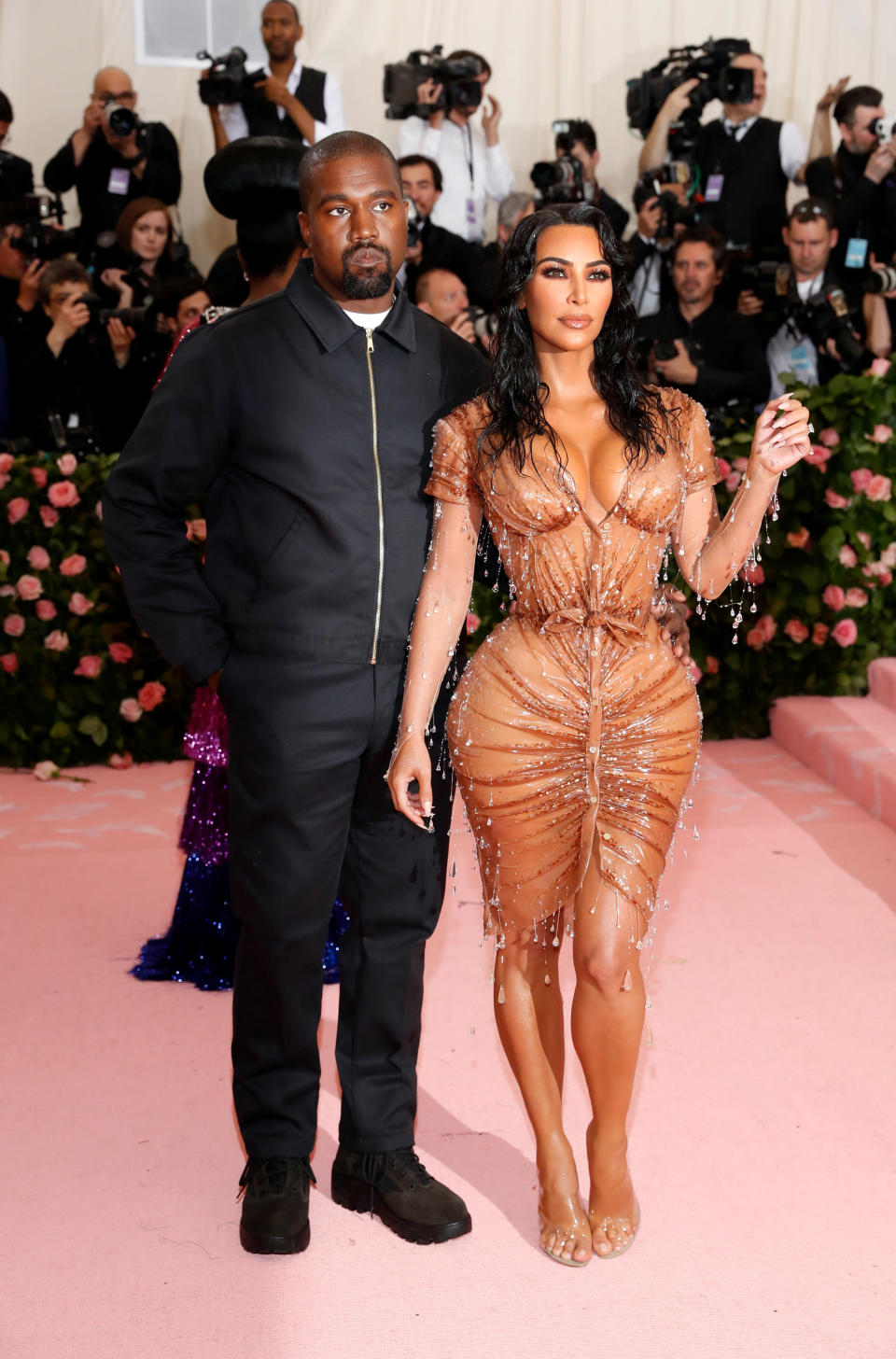 <p>Kim Kardashian tampoco faltó con su vestido de látex de Thierry Mugler y estuvo acompañada en la alfombra roja por Kanye West, que puso el toque informal con una chaqueta negra de cremallera de Dickies. (Foto: Andrew Kelly / Reuters). </p>