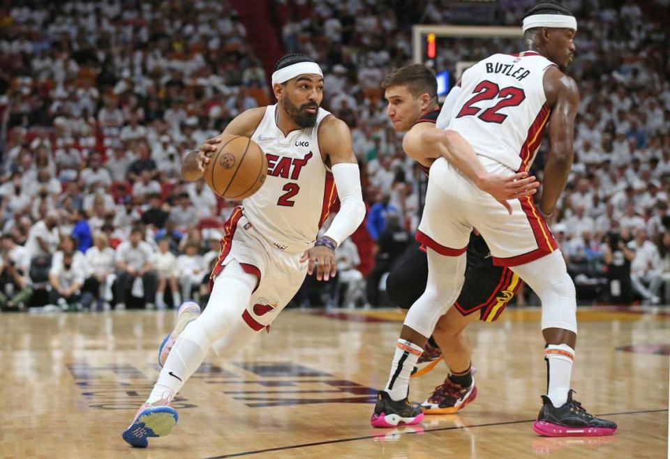 El jugador del Heat Gabe Vincent (izq.) entra al aro en el partido ante los Hawks de Atlanta, en el partido celebrado el 17 de abril de 2022 en Miami.