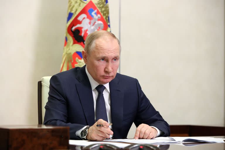 El presidente ruso Vladimir Putin preside una reunión del Consejo Presidencial para el Desarrollo Estratégico y los Proyectos Nacionales a través de una videoconferencia en la residencia estatal de Novo-Ogaryovo, en las afueras de Moscú, el 18 de julio de 2022.