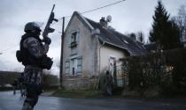Members of the French GIPN intervention police forces secure a neighbourhood in Corcy, northeast of Paris January 8, 2015. REUTERS/Christian Hartmann