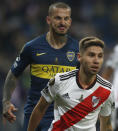 Darío Benedetto de Boca Juniors le hace un gesto a Gonzalo Montiel de River Plate durante la final de la Copa Libertadores en Madrid, el domingo 9 de diciembre de 2018. (AP Foto/Thanassis Stavrakis)