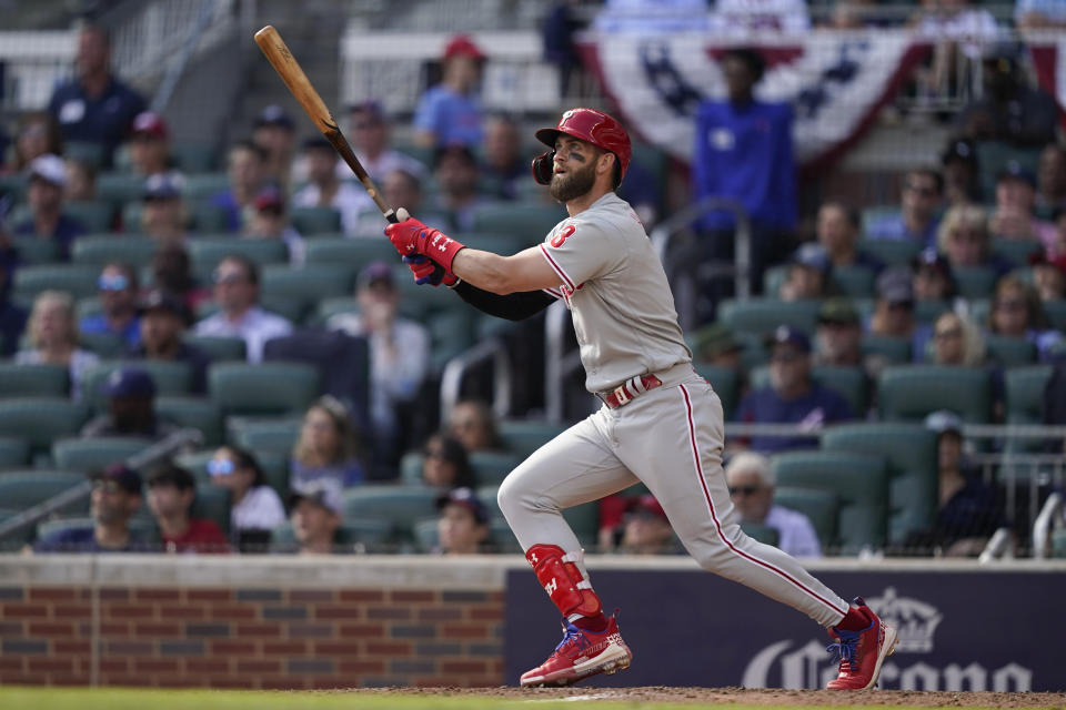 Bryce Harper de los Filis de Filadelfia batea un doble ante los Bravos de Atlanta en el primer juego de la serie divisional de la Liga Nacional, el martes 11 de octubre de 2022, en Atlanta. (AP Foto/Brynn Anderson)