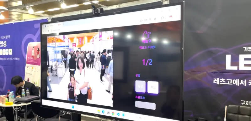 ▲民眾在參加「AI EXPO KOREA」期間使用學生開發的AI工具功能。（圖／記者楊智傑攝）
