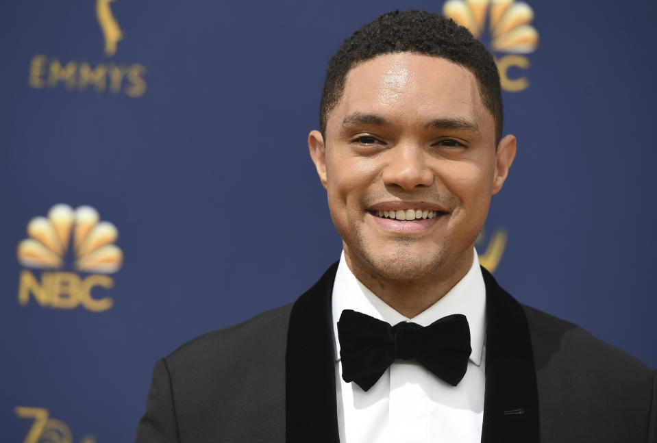 Trevor Noah llega a la 70a entrega de los Emmy el lunes 17 de septiembre de 2018, en el Microsoft Theater en Los Angeles. (Foto Jordan Strauss/Invision/AP)