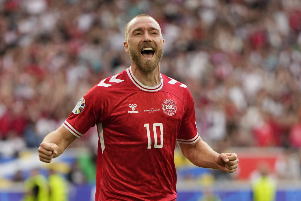 El danés Christian Eriksen celebra después de anotar el primer gol del partido durante un partido del Grupo C entre Eslovenia y Dinamarca en la Eurocopa 2024 en Stuttgart, Alemania, el domingo 16 de junio de 2024. (AP Foto/Matthias Schrader)