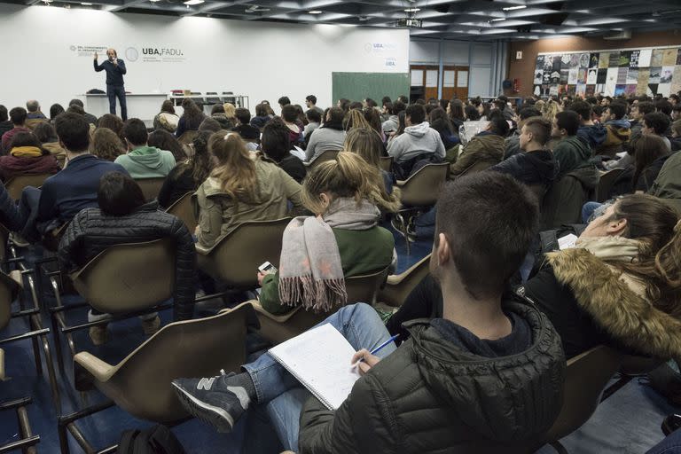 Recién el 1° de junio volverán las clases presenciales en la UBA