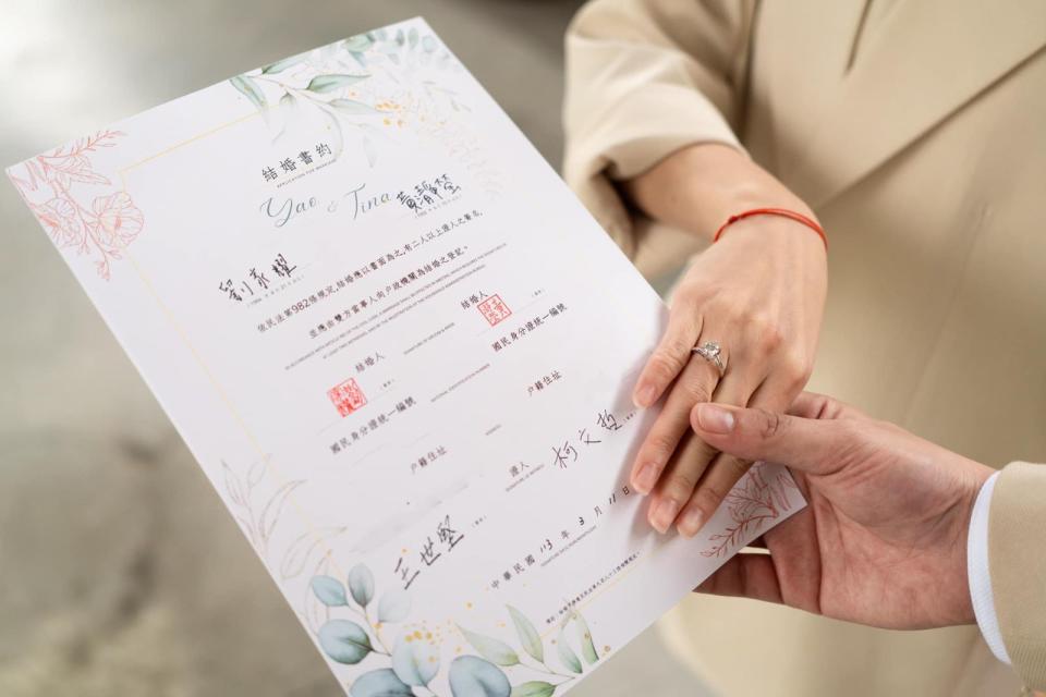 黃瀞瑩的結婚證人是柯文哲和王世堅。（翻攝黃瀞瑩臉書）