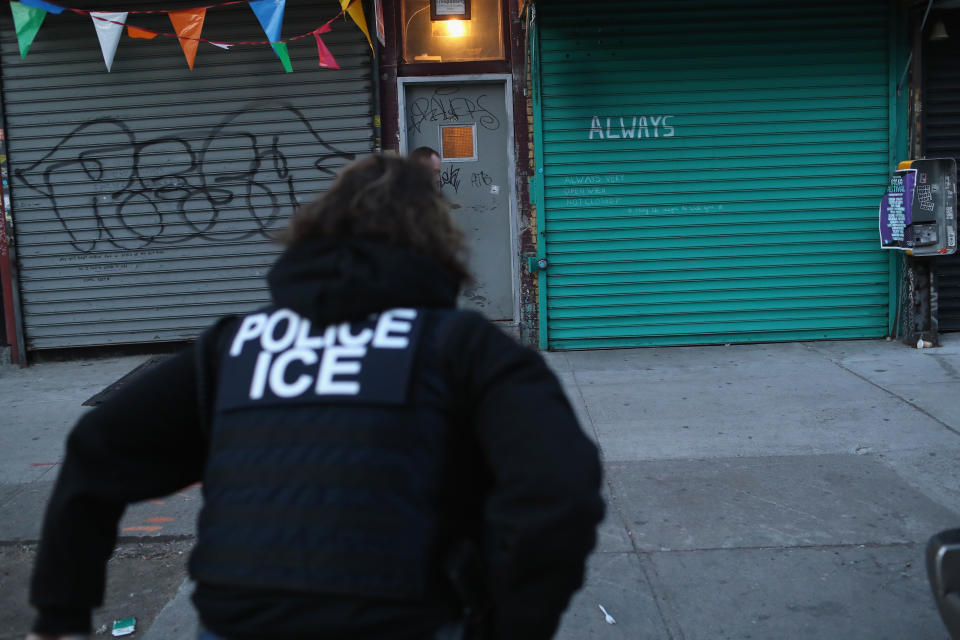 U.S. Immigration and Customs Enforcement officers look to arrest an undocumented immigrant during an operation in the Bushwick neighborhood of Brooklyn on April 11, 2018 in New York City.&nbsp; (Photo: John Moore via Getty Images)