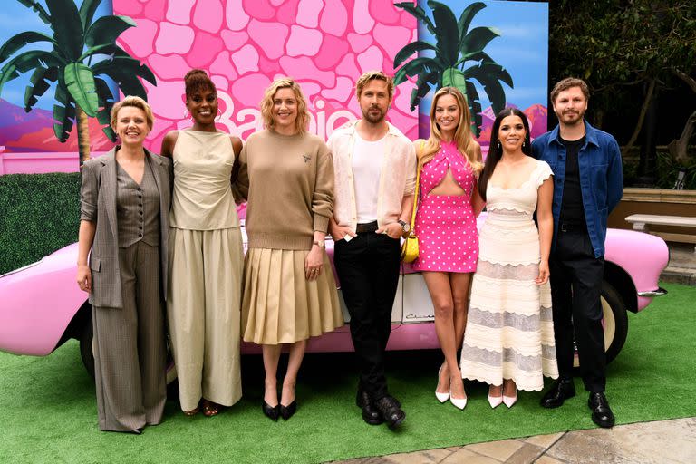 ¡Equipazo! Kate McKinnon, Issa Rae, Greta Gerwig, Ryan Gosling, Margot Robbie, America Ferrera y Michael Cera en una foto conjunta antes de que Barbie llegue a todos los cines en julio