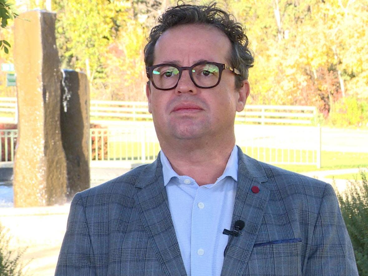 A campaign disclosure document shows Michael Oshry contributed more than $220,000 to his Edmonton mayoral campaign. Local election rules limit self-funded contributions to $10,000. (François Joly/Radio-Canada - image credit)