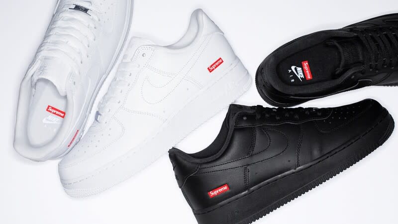 以Nike明星球鞋Air Force 1 為題，將Supreme最具代表性的Box Logo放置鞋後跟，打造全白、黑魂兩種色選