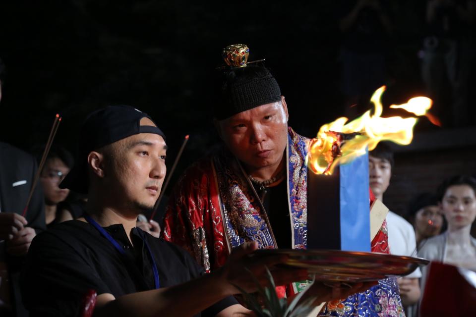 《女鬼橋》台灣第一把交椅宗教顧問盯場  龍哥(圖右）為所有演員保平安 圖左為導演奚岳隆