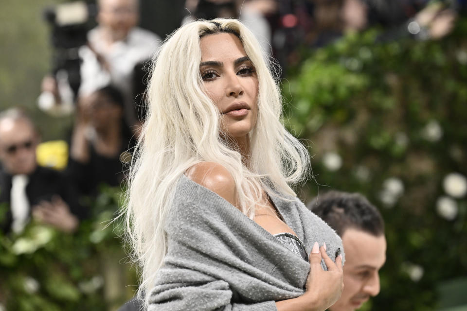 Kim Kardashian llega a la gala benéfica del Instituto del Vestido del Museo Metropolitano de Arte para celebrar la inauguración de la exposición "Sleeping Beauties: Reawakening Fashion" el lunes 6 de mayo de 2024, en Nueva York. (Foto Evan Agostini/Invision/AP)
