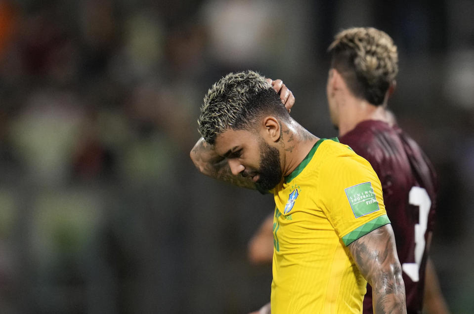 El delantero brasileño Gabriel Barbosa reacciona durante el partido de las eliminatorias del Mundial contra Venezuela, el jueves 7 de octubre de 2021. (AP Foto/Ariana Cubillos)