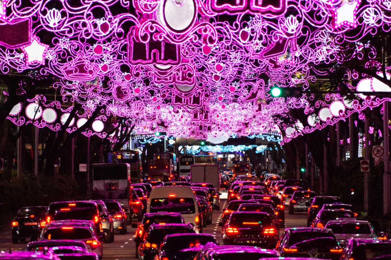 Heavy traffic at Orchard Road in Singapore during Christmas season (Photo: Getty Images) 