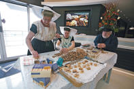 下水禮當天，米德爾堡旅遊局特別請來三位當地漁民，穿上傳統服飾示範活剝生河蝦，再夾上硬麵餅即席製成鹹香爽脆的地道美食。