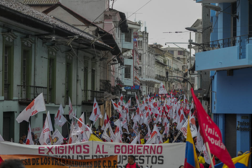 Manifestantes marchan en una protesta contra la eliminación de parte de los subsidios a los combustibles y el alza de los precios de la gasolina en Quito, Ecuador, el jueves 4 de julio de 2024. (AP Foto/Dolores Ochoa)