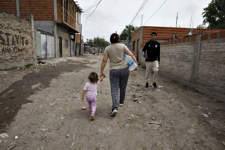 "Este refuerzo es para aquellos que no tienen nada, que no reciben ninguna asistencia del Estado y se encuentran en una situación de extrema gravedad social y económica”, señaló Raverta