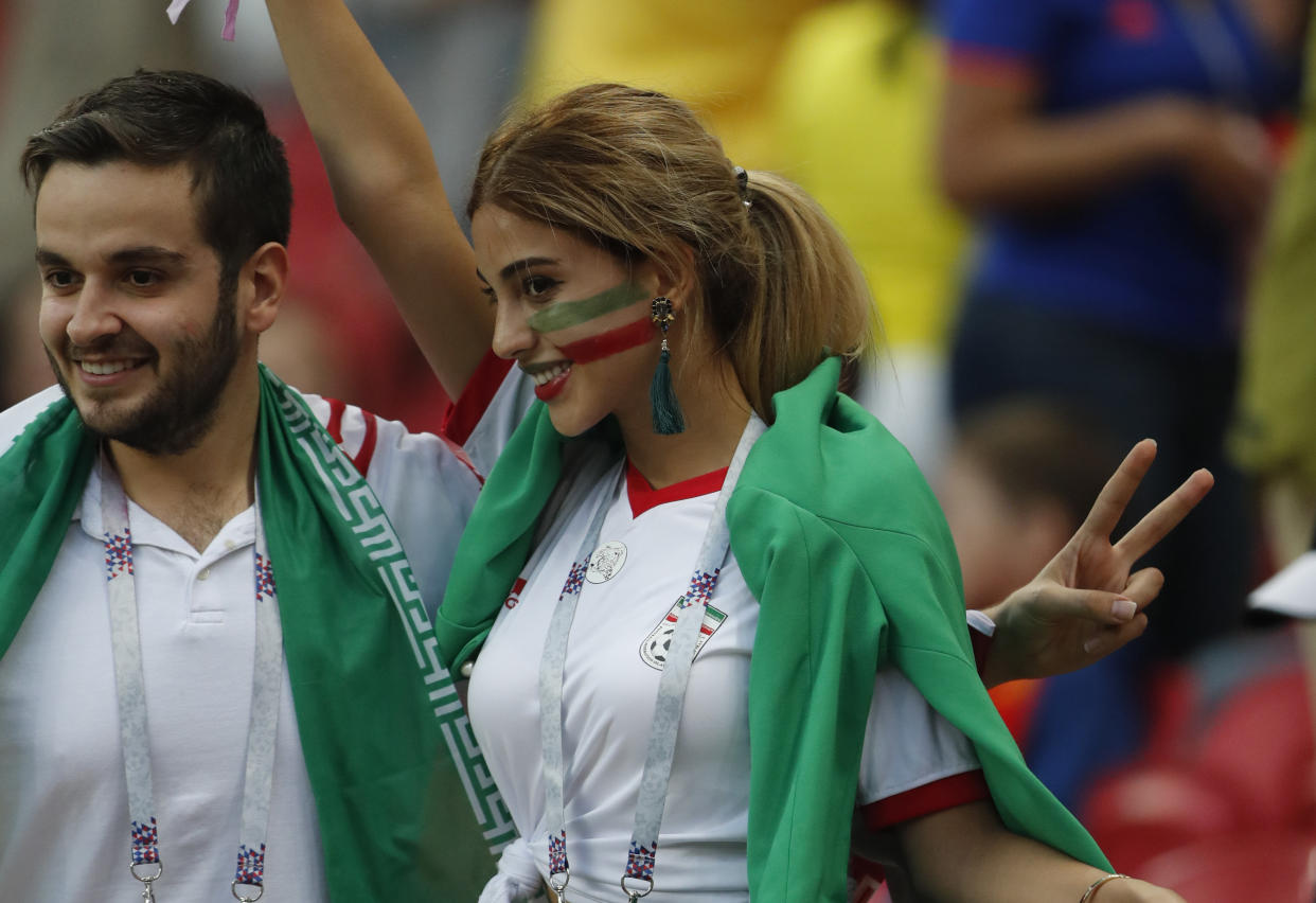 Bei dieser Frau und ihrem Begleiter herrschte vor dem Spiel ausgelassene Stimmung. (Bild: AP Photo)