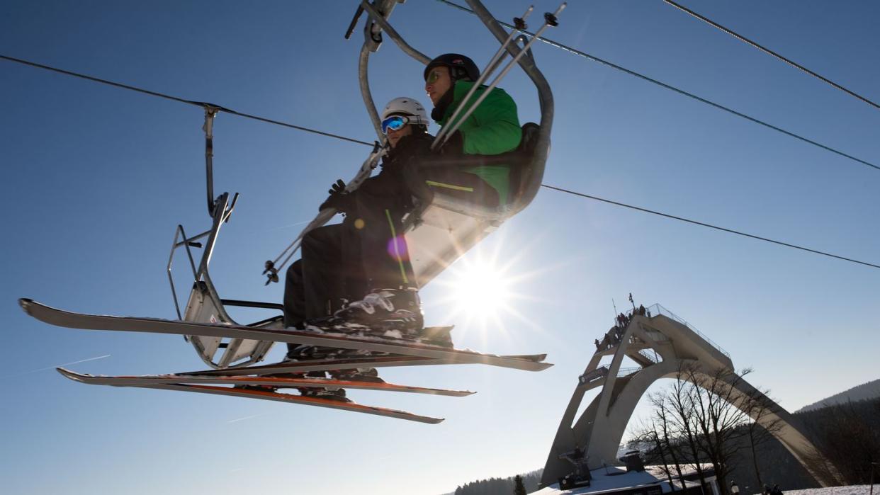 Das Archivfoto zeigt Skiläufer in Winterberg im Sauerland.