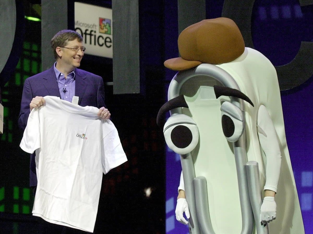 Former Microsoft CEO Bill Gates presents a T-shirt as a retirement gift to Microsoft Office Assistant ‘Clippy’ at the Office XP launch, 31 May, 2001 (Getty Images)