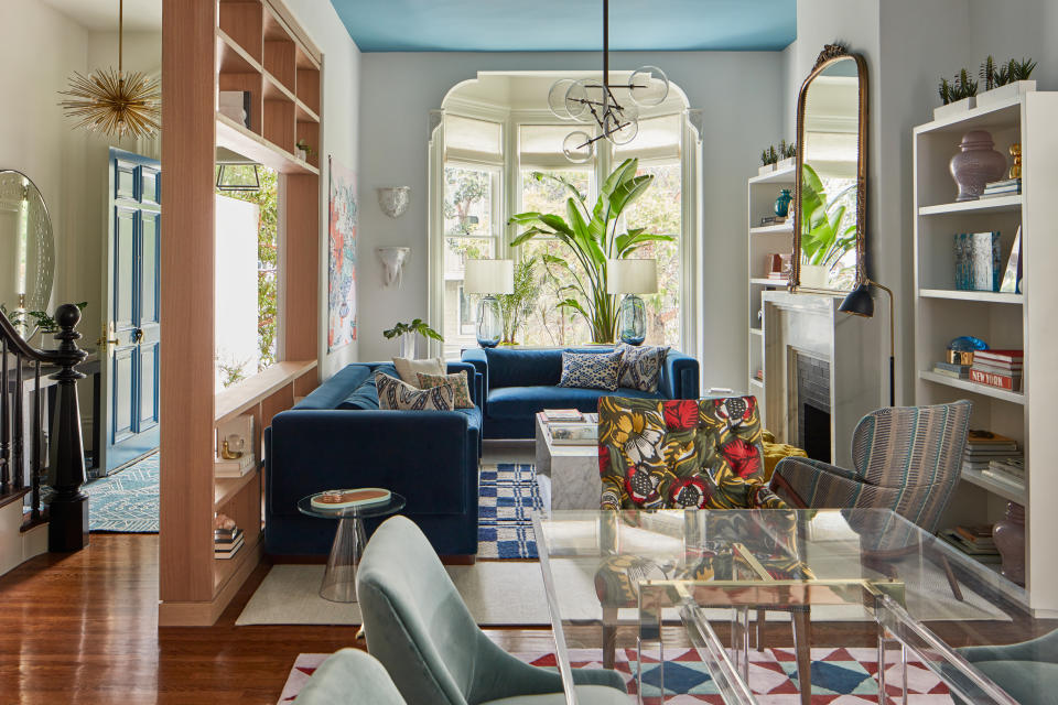 a living room with a divider between the entryway