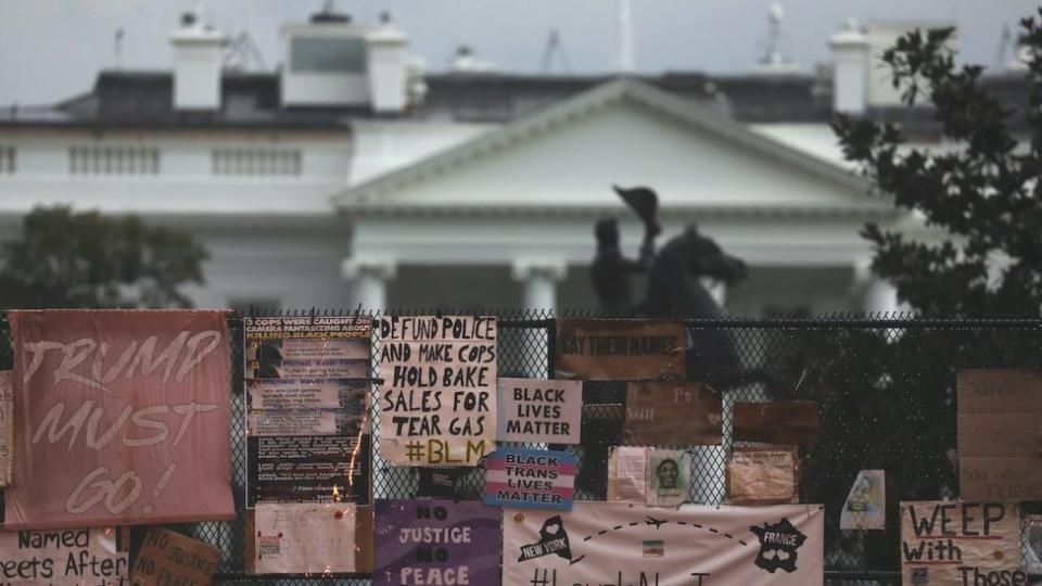 Casa Blanca con carteles en contra de Trump