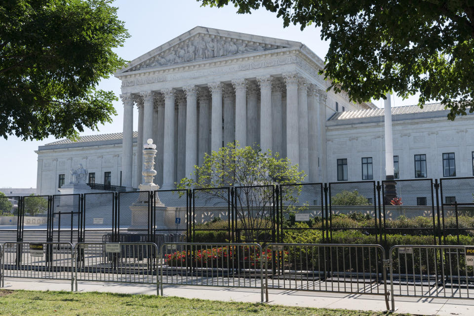 La Corte Suprema de Estados Unidos rodeada por un par de vallas perimetrales el jueves 30 de junio de 2022, en Washington, D.C. (AP Foto/Jacquelyn Martin)