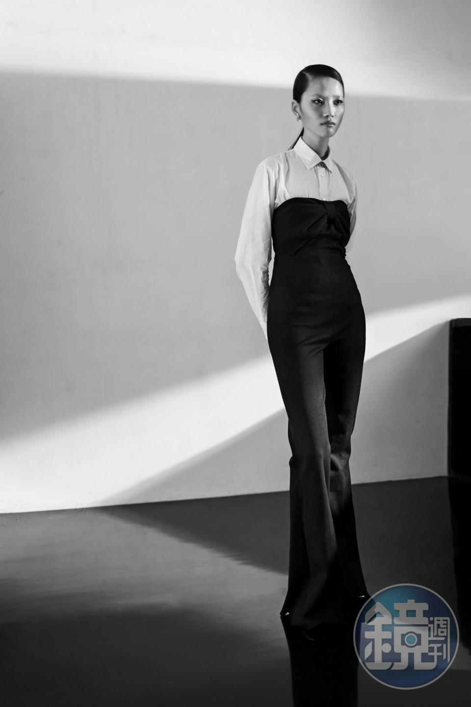 白色襯衫 NT$51,000 by Dior／黑色連身褲 價格店洽 by Chloé／耳環 NT$20,500 by Dior
