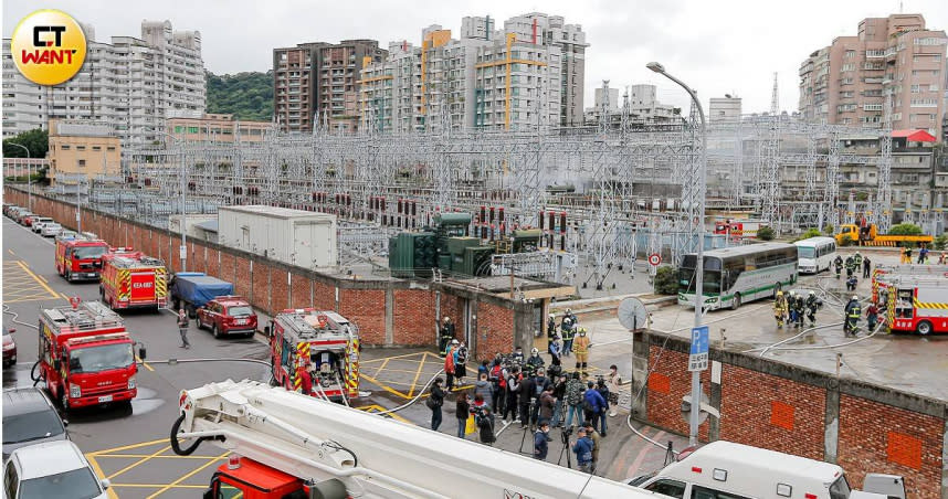 台電台北萬隆變電所變壓器爆炸，引發雙北地區大停電2小時，讓外界懷疑是電壓長期變動所致。（圖／黃耀徵攝）