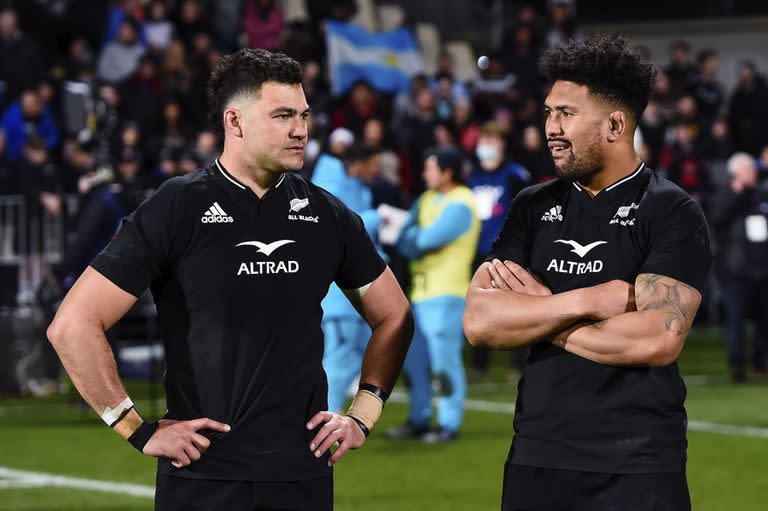 Miradas de confusión de David Havili y Ardie Savea, secuelas de la derrota All Black de local contra los Pumas